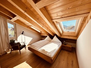 2 makuuhuonetta, työpöytä, äänieristys, silitysrauta/-lauta