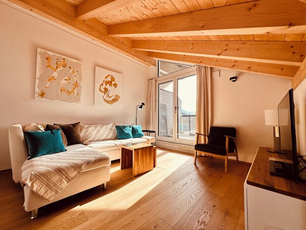 Smart TV, books, computer monitors - Alpenglück-Garmisch, newly built DG vacation apartment (Garmisch-Partenkirchen)