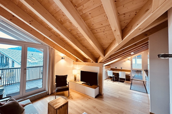 Een smart-tv, boeken en een computerscherm