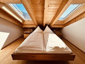 2 bedrooms, desk, soundproofing, iron/ironing board - Alpenglück-Garmisch, newly built DG vacation apartment (Garmisch-Partenkirchen)