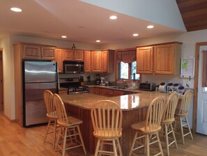 Micro-ondes, lave-vaisselle, cafetière/bouilloire, grille-pain