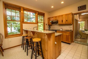 Mikrovågsugn, diskmaskin, brödrost och grytor/köksredskap