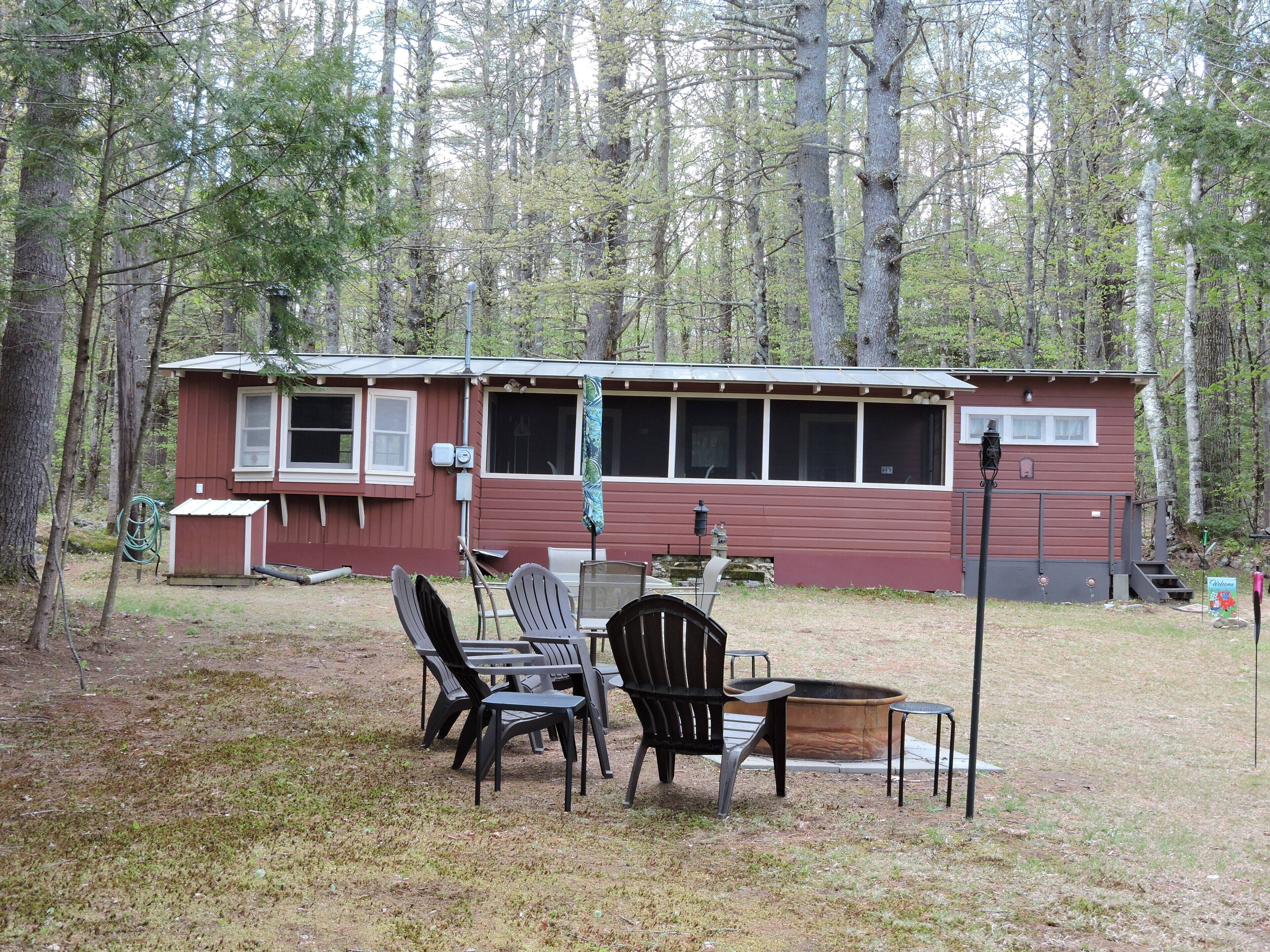 Quaint Cottage with town beach access sleep 4