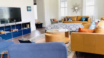 Télévision, table de tennis de table, livres