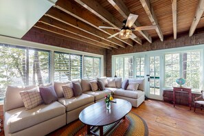 TV connectée, cheminée, lecteur de DVD