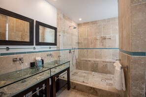 Douche, sèche-cheveux, serviettes fournies