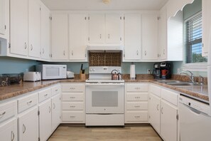 Maison, 3 chambres | Cuisine privée | Réfrigérateur, un four, cafetière-théière, grille-pain