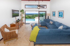 Condo, 3 habitaciones | Área de sala de estar | Televisión 