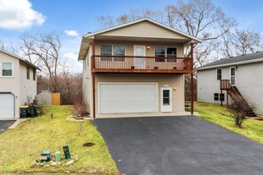 Exterior - Twin Lakes Dog Friendly Home |Wooded Backyard |Balcony |Short Drive to Alpine & Wilmot Ski Resorts (Twin Lakes)