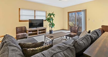 Twin Lakes Dog Friendly Home |Wooded Backyard |Balcony |Short Drive to Alpine & Wilmot Ski Resorts