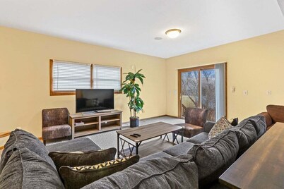 Twin Lakes Dog Friendly Home |Wooded Backyard |Balcony |Short Drive to Alpine & Wilmot Ski Resorts