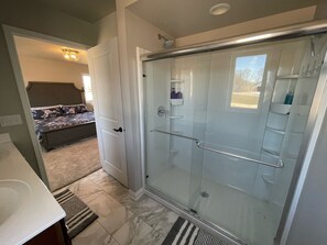 Combined shower/bathtub, hair dryer, towels, soap - Wander Back Inn to Elkhart Lake (Elkhart Lake)