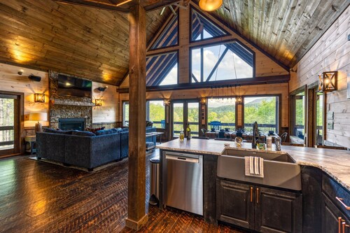 Luxury Cabin w/ Hot Tub, FP, all king beds & covered decks – Near Wineries!