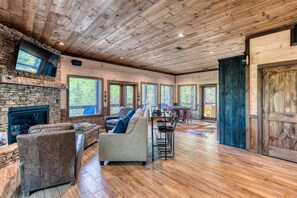 Smart TV, fireplace, DVD player, books - Luxury Cabin w/ Hot Tub, FP, all king beds & covered decks – Near Wineries! (Epworth)