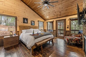 4 bedrooms, desk, iron/ironing board, travel crib - Luxury Cabin w/ Hot Tub, FP, all king beds & covered decks – Near Wineries! (Epworth)