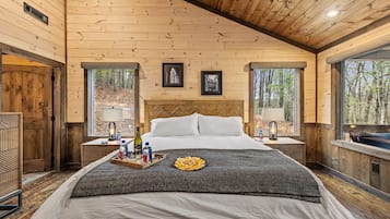 4 habitaciones, escritorio y tabla de planchar con plancha