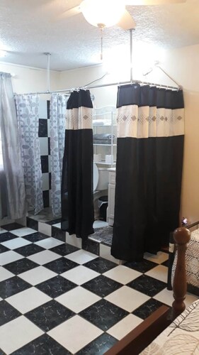 5 Studio with queen bed & bathroom - 10 min to beach & town