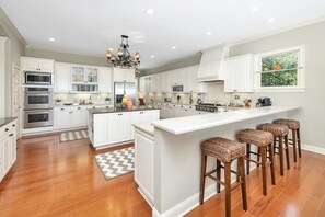 Fridge, microwave, oven, stovetop - High Tide - BREATHTAKING Marsh and Ocean Views! Private Pool, Fire Pit (Saint Simons Island)