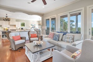 Televisión, libros y oficina 