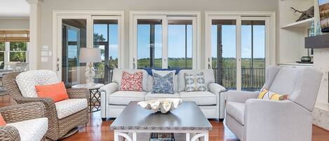 Televisión, libros y oficina