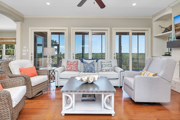 Televisión, libros y oficina 