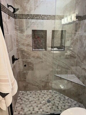 Dusche, Haartrockner, Handtücher