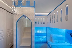 6 bedrooms, iron/ironing board, WiFi, bed sheets
