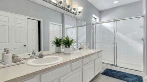 Een haardroger, handdoeken