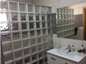 Douche, sèche-cheveux, serviettes fournies