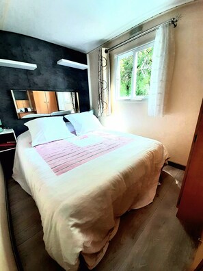 2 bedrooms, iron/ironing board, free WiFi