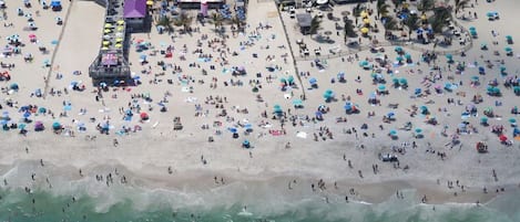 Plage à proximité, chaises longues, serviettes de plage