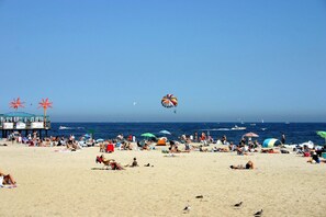 Plage à proximité, chaises longues, serviettes de plage