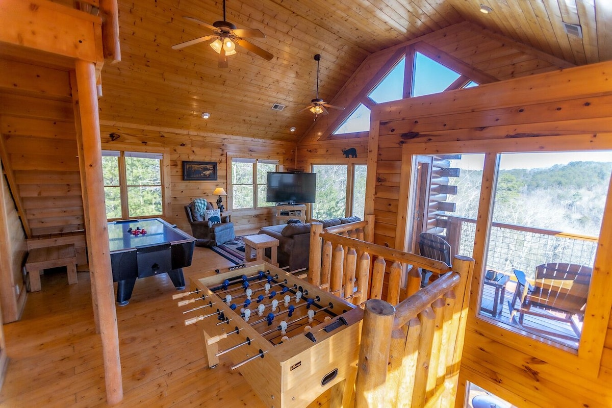 Mountain-View Family Retreat. Game Rooms, Hot Tub & Pet Friendly.
