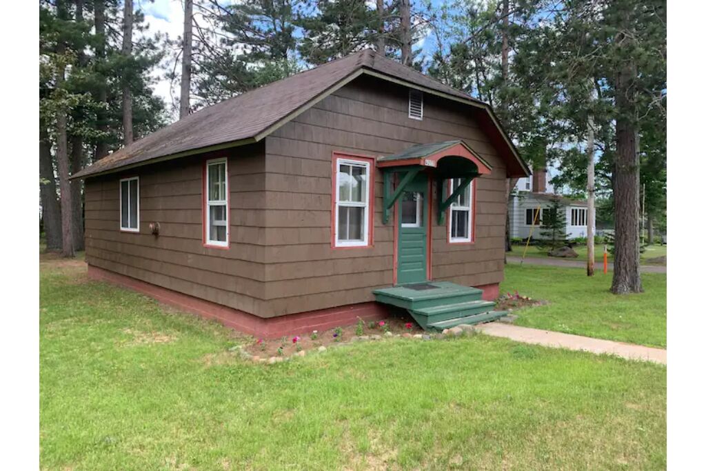 Renovated 2-br cozy cottage in town on the trails!