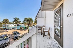 Outdoor dining - Mariner Pointe 323: Spacious & Welcoming Condo! (Sanibel)