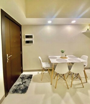 Dining - Beautiful 1 Bedroom Unit in BGC (Taguig)