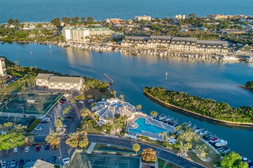 Fantastic Location! Close to Beaches and Shopping!