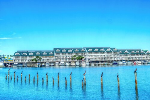 Fantastic Location! Close to Beaches and Shopping!