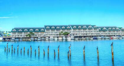 Fantastic Location! Close to Beaches and Shopping!