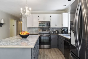 Réfrigérateur, four à micro-ondes, un four, surface de cuisson