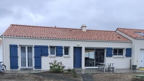 Exterior - Beautiful volumes for this pretty house 50 m from the sea. (La Guérinière)