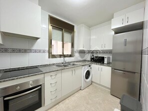 Kylskåp, mikrovågsugn, ugn och kaffe- och tebryggare