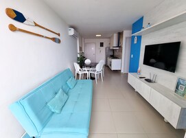 Apartamento superior, 1 quarto, sacada, vista parcial para o mar | Área de estar | TV LED 40 polegadas com canais digitais, TV