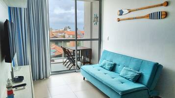 Superior-huoneisto, 1 makuuhuone, parveke, osittainen merinäköala | Oleskelualue | 40–tuumainen LED-televisio, jossa digitaalikanavat