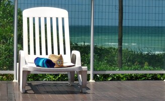 Na praia, areia branca 