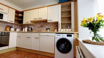 Jääkaappi, mikroaaltouuni, uuni, liesi