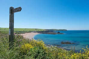 Beach nearby - 9 The Downs, modern apartment in stunning location in Thurlestone, South Devon (Thurlestone)