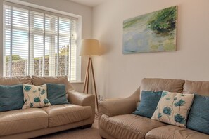 TV, DVD player - 9 The Downs, modern apartment in stunning location in Thurlestone, South Devon (Thurlestone)
