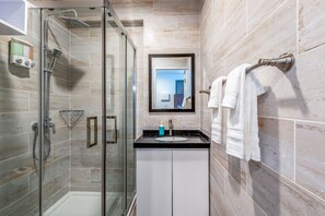 Een douche, een haardroger, handdoeken, zeep