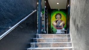 Una escalera conduce a una habitación con un mural en la pared.